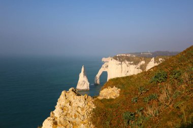 Fransa 'nın Northwestern bölgesindeki Seine-Maritime bölümünde bir komün olan Etretat' a bakın.