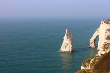 Fransa 'nın Northwestern bölgesindeki Seine-Maritime bölümünde bir komün olan Etretat' a bakın.