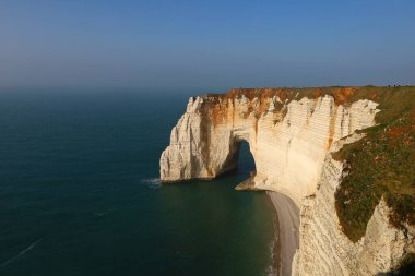 Fransa 'nın Northwestern bölgesindeki Seine-Maritime bölümünde bir komün olan Etretat' a bakın.