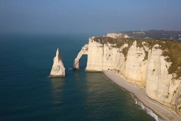 Fransa 'nın Northwestern bölgesindeki Seine-Maritime bölümünde bir komün olan Etretat' a bakın.