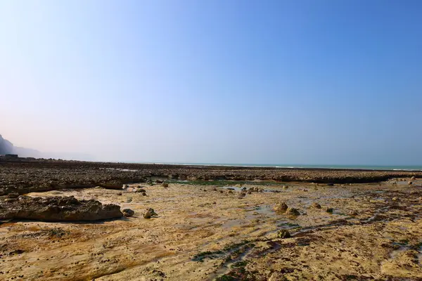 Normandiya 'nın kuzeyindeki Saint-Lonard' da La Roche-qui-pleure plajında manzara 