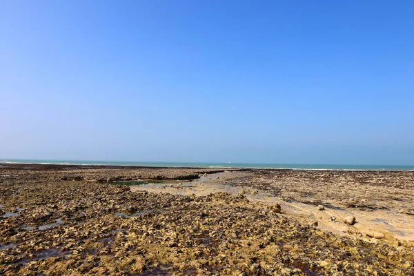 Normandiya 'nın kuzeyindeki Saint-Lonard' da La Roche-qui-pleure plajında manzara 