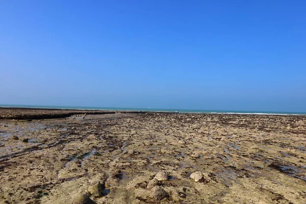Normandiya 'nın kuzeyindeki Saint-Lonard' da La Roche-qui-pleure plajında manzara 