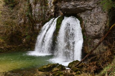 Jura 'da bir şelalenin manzarası, Batı Avrupa' da çoğunlukla Alpler 'in kuzeybatısında, Fransa ve İsviçre arasındaki sınırda bulunan bir dağ silsilesidir.