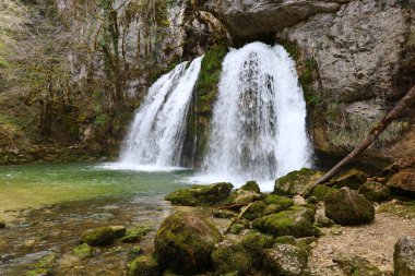 Jura 'da bir şelalenin manzarası, Batı Avrupa' da çoğunlukla Alpler 'in kuzeybatısında, Fransa ve İsviçre arasındaki sınırda bulunan bir dağ silsilesidir.