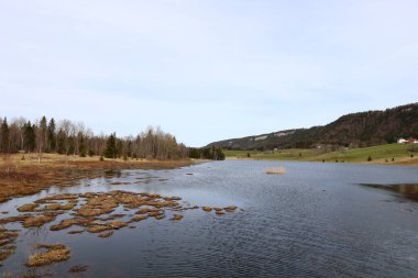 Batı Avrupa 'da yer alan bir dağ sırası olan Jura tepesindeki göle bakın, çoğunlukla Alpler' in kuzeybatısındaki Fransa ve İsviçre sınırı boyunca.