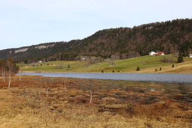 Batı Avrupa 'da yer alan bir dağ sırası olan Jura tepesindeki göle bakın, çoğunlukla Alpler' in kuzeybatısındaki Fransa ve İsviçre sınırı boyunca.