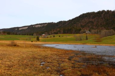 Batı Avrupa 'da yer alan bir dağ sırası olan Jura tepesindeki göle bakın, çoğunlukla Alpler' in kuzeybatısındaki Fransa ve İsviçre sınırı boyunca.
