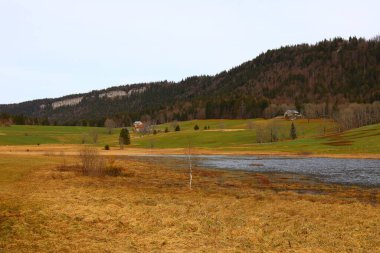 Batı Avrupa 'da yer alan bir dağ sırası olan Jura tepesindeki göle bakın, çoğunlukla Alpler' in kuzeybatısındaki Fransa ve İsviçre sınırı boyunca.