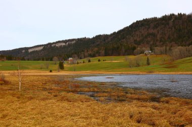 Batı Avrupa 'da yer alan bir dağ sırası olan Jura tepesindeki göle bakın, çoğunlukla Alpler' in kuzeybatısındaki Fransa ve İsviçre sınırı boyunca.
