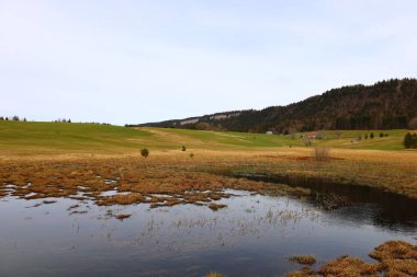 Batı Avrupa 'da yer alan bir dağ sırası olan Jura tepesindeki göle bakın, çoğunlukla Alpler' in kuzeybatısındaki Fransa ve İsviçre sınırı boyunca.