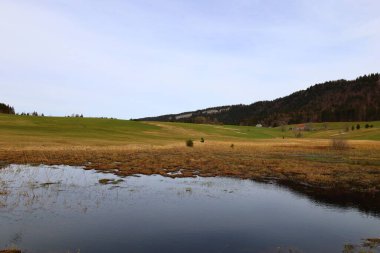 Batı Avrupa 'da yer alan bir dağ sırası olan Jura tepesindeki göle bakın, çoğunlukla Alpler' in kuzeybatısındaki Fransa ve İsviçre sınırı boyunca.