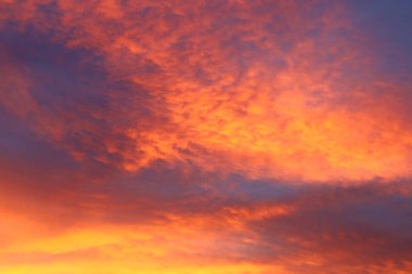 Batı Avrupa 'da yer alan bir dağ silsilesi olan Jura' da gün batımını izlemek, çoğunlukla Alpler 'in kuzeybatısında, Fransa ve İsviçre arasındaki sınır boyunca.