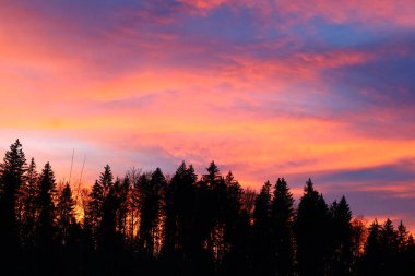 Batı Avrupa 'da yer alan bir dağ silsilesi olan Jura' da gün batımını izlemek, çoğunlukla Alpler 'in kuzeybatısında, Fransa ve İsviçre arasındaki sınır boyunca.