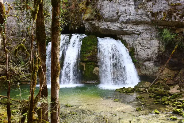 Jura 'da bir şelalenin manzarası, Batı Avrupa' da çoğunlukla Alpler 'in kuzeybatısında, Fransa ve İsviçre arasındaki sınırda bulunan bir dağ silsilesidir.