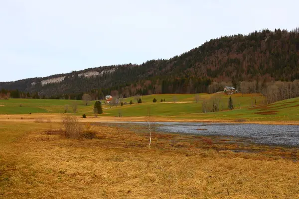 Batı Avrupa 'da yer alan bir dağ sırası olan Jura tepesindeki göle bakın, çoğunlukla Alpler' in kuzeybatısındaki Fransa ve İsviçre sınırı boyunca.