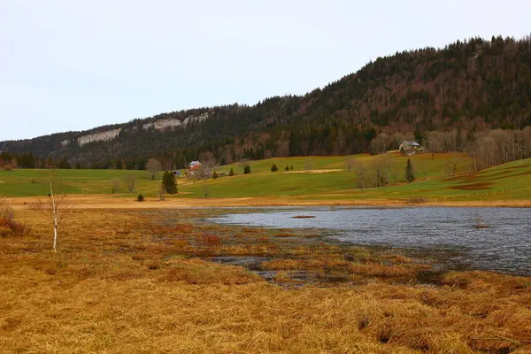 Batı Avrupa 'da yer alan bir dağ sırası olan Jura tepesindeki göle bakın, çoğunlukla Alpler' in kuzeybatısındaki Fransa ve İsviçre sınırı boyunca.