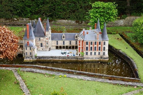 코트의 프랑스 미니어처 France Miniature 전시된 기념비가 보인다 — 스톡 사진