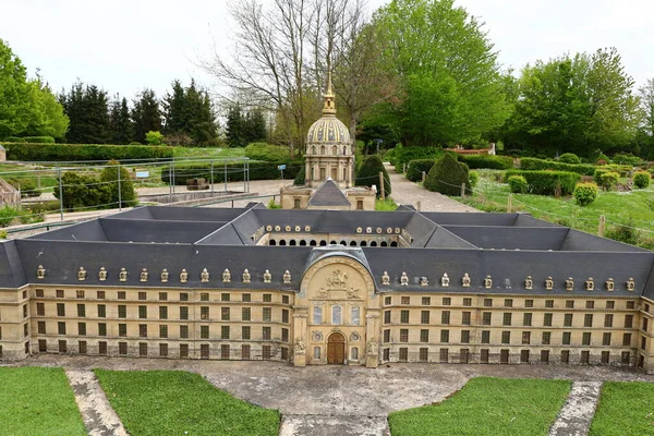 코트의 프랑스 미니어처 France Miniature 전시된 기념비가 보인다 — 스톡 사진
