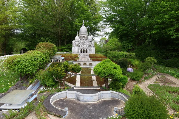 Elancourt 'ta minyatür park turistlerinin uğrak yeri olan 