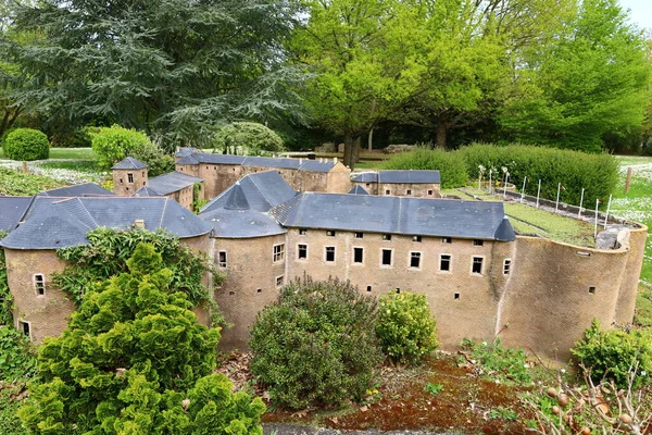 Elancourt 'ta minyatür park turistlerinin uğrak yeri olan 