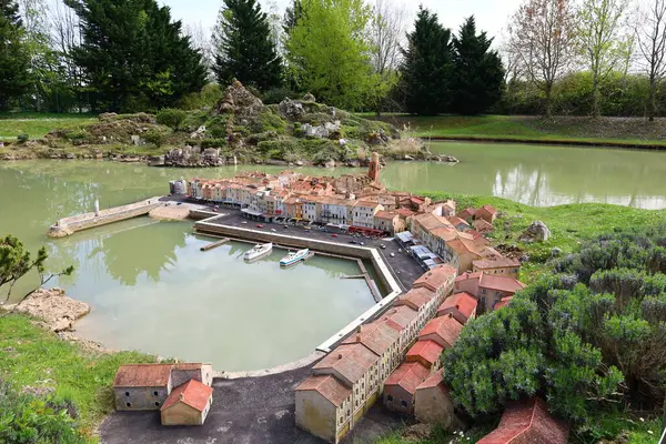 Elancourt 'ta minyatür park turistlerinin uğrak yeri olan 