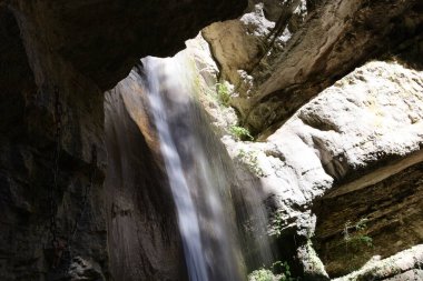 Annecy Gölü 'nün üstündeki angon şelalesine bak. 
