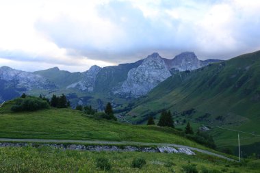 Fransa 'da Haute-Savoie Bölümü' ndeki bir dağa bakın.