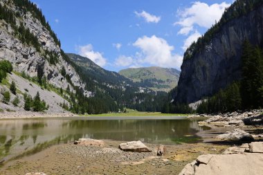 Haute-Savoie Bölgesi 'nin Magland belediyesinde bulunan Flaine Gölü manzarası