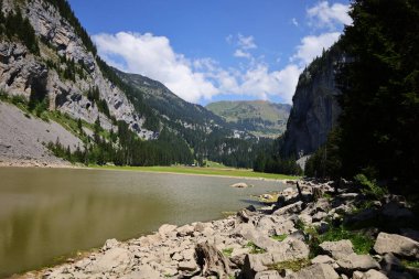Haute-Savoie Bölgesi 'nin Magland belediyesinde bulunan Flaine Gölü manzarası