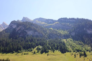 Rhne-Alpes bölgesindeki Haute-Savoie departmanındaki La Clusaz istasyonunun hemen altında bulunan Aravis Sıradağları 'nın görüntüsü