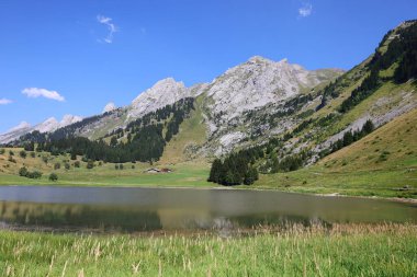 Rhne-Alpes bölgesindeki Haute-Savoie departmanındaki La Clusaz istasyonunun hemen altında yer alan Confins Gölü 'nün görüntüsü