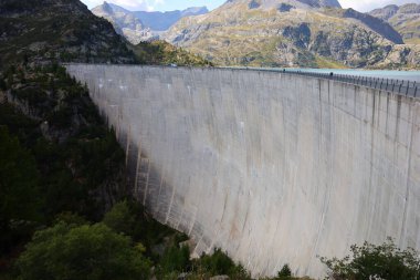İsviçre 'nin Valais kantonundaki bir rezervuar olan Mosson Gölü' ne bakın. Salvan ve Finhaut belediyelerinde bulunur..