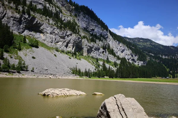 Haute Savoie Bölgesi Nin Magland Belediyesinde Bulunan Flaine Gölü Manzarası — Stok fotoğraf