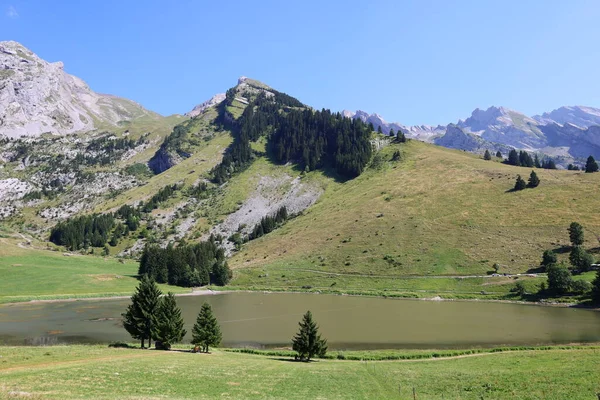 Widok Jezioro Confins Znajduje Się Tuż Pod Stacją Clusaz Departamencie — Zdjęcie stockowe