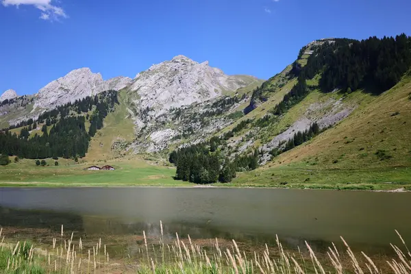 Widok Jezioro Confins Znajduje Się Tuż Pod Stacją Clusaz Departamencie — Zdjęcie stockowe