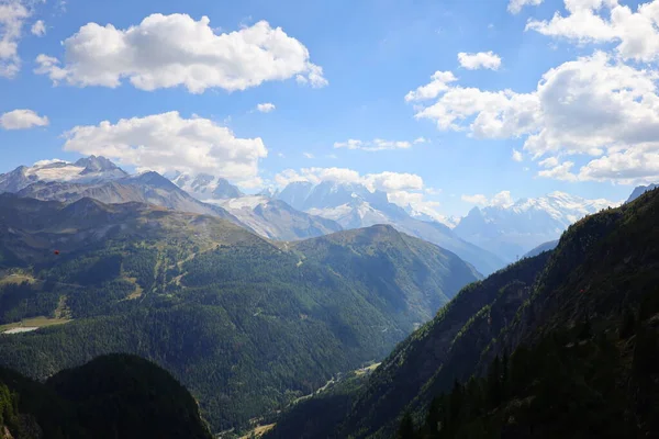 アルプスと西ヨーロッパで最も高い山であるモンブランの眺め — ストック写真
