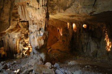 Grotte des Demoiselles, Fransa 'nın güneyindeki Hrault vadisinde, Nmes' in yaklaşık 60 km batısında yer alan bir mağara. Girişi Saint-Bauzille-de-Putois komün bölgesinde yer almaktadır..