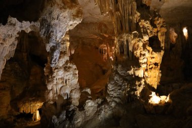 Grotte des Demoiselles, Fransa 'nın güneyindeki Hrault vadisinde, Nmes' in yaklaşık 60 km batısında yer alan bir mağara. Girişi Saint-Bauzille-de-Putois komün bölgesinde yer almaktadır..