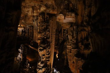 Grotte des Demoiselles, Fransa 'nın güneyindeki Hrault vadisinde, Nmes' in yaklaşık 60 km batısında yer alan bir mağara. Girişi Saint-Bauzille-de-Putois komün bölgesinde yer almaktadır..
