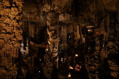 Grotte des Demoiselles, Fransa 'nın güneyindeki Hrault vadisinde, Nmes' in yaklaşık 60 km batısında yer alan bir mağara. Girişi Saint-Bauzille-de-Putois komün bölgesinde yer almaktadır..