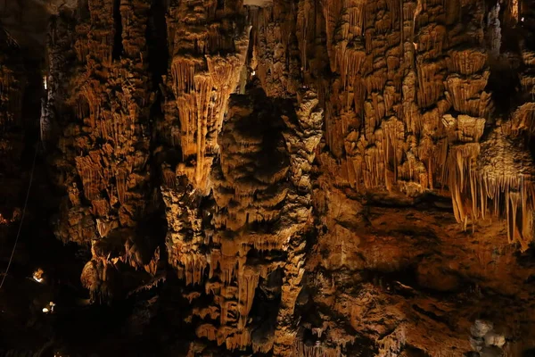 Grotte des Demoiselles, Fransa 'nın güneyindeki Hrault vadisinde, Nmes' in yaklaşık 60 km batısında yer alan bir mağara. Girişi Saint-Bauzille-de-Putois komün bölgesinde yer almaktadır..