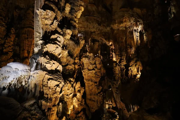 Grotte des Demoiselles, Fransa 'nın güneyindeki Hrault vadisinde, Nmes' in yaklaşık 60 km batısında yer alan bir mağara. Girişi Saint-Bauzille-de-Putois komün bölgesinde yer almaktadır..