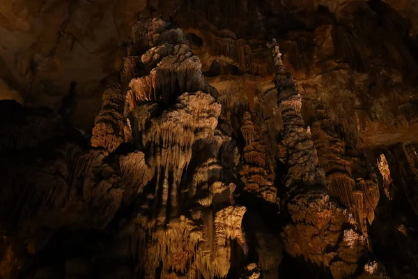 Grotte des Demoiselles, Fransa 'nın güneyindeki Hrault vadisinde, Nmes' in yaklaşık 60 km batısında yer alan bir mağara. Girişi Saint-Bauzille-de-Putois komün bölgesinde yer almaktadır..
