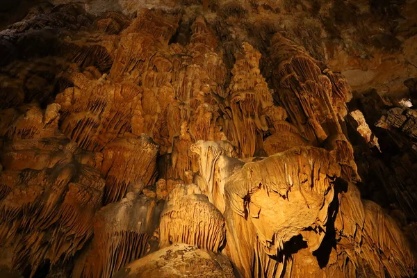 Grotte des Demoiselles, Fransa 'nın güneyindeki Hrault vadisinde, Nmes' in yaklaşık 60 km batısında yer alan bir mağara. Girişi Saint-Bauzille-de-Putois komün bölgesinde yer almaktadır..