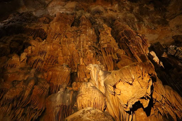 Grotte des Demoiselles, Fransa 'nın güneyindeki Hrault vadisinde, Nmes' in yaklaşık 60 km batısında yer alan bir mağara. Girişi Saint-Bauzille-de-Putois komün bölgesinde yer almaktadır..