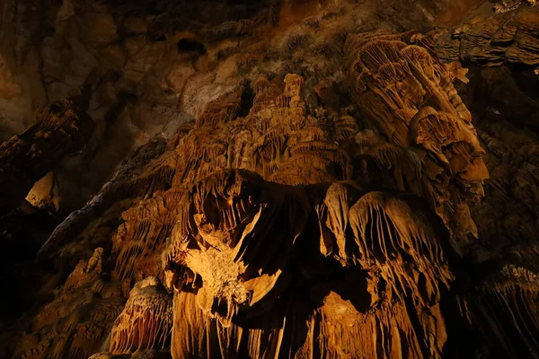 Grotte des Demoiselles, Fransa 'nın güneyindeki Hrault vadisinde, Nmes' in yaklaşık 60 km batısında yer alan bir mağara. Girişi Saint-Bauzille-de-Putois komün bölgesinde yer almaktadır..