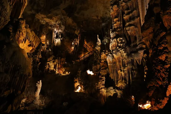 Grotte des Demoiselles, Fransa 'nın güneyindeki Hrault vadisinde, Nmes' in yaklaşık 60 km batısında yer alan bir mağara. Girişi Saint-Bauzille-de-Putois komün bölgesinde yer almaktadır..