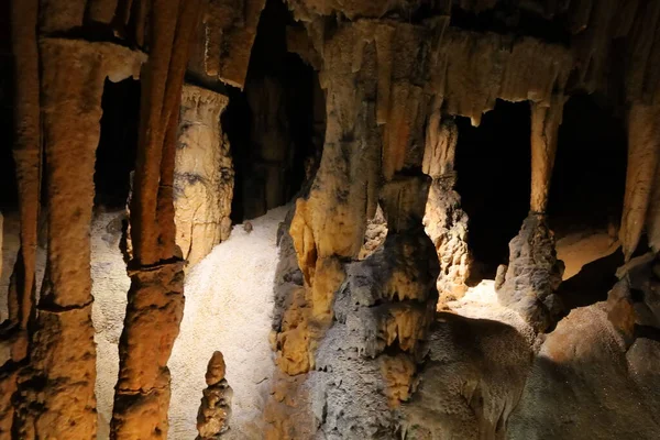 Grotte des Demoiselles, Fransa 'nın güneyindeki Hrault vadisinde, Nmes' in yaklaşık 60 km batısında yer alan bir mağara. Girişi Saint-Bauzille-de-Putois komün bölgesinde yer almaktadır..