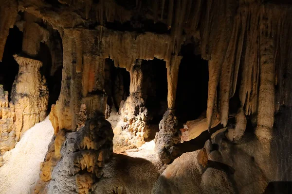 Grotte des Demoiselles, Fransa 'nın güneyindeki Hrault vadisinde, Nmes' in yaklaşık 60 km batısında yer alan bir mağara. Girişi Saint-Bauzille-de-Putois komün bölgesinde yer almaktadır..